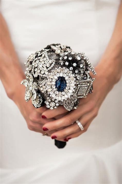 18 Incredible Bridal Brooch Bouquets | weddingsonline