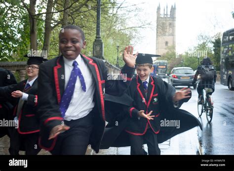 Oxford, UK. 25th April 2017. Children from Magdalen College School run across Magdalen Bridge ...