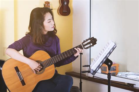 How to learn play guitar at home – CollegeLearners.com