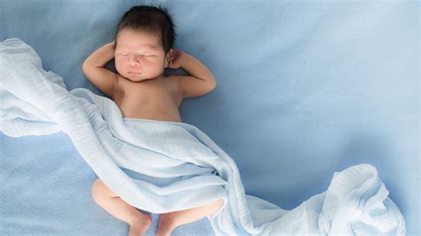 I never knew this is the best sleeping position for an infant! | HealthShots