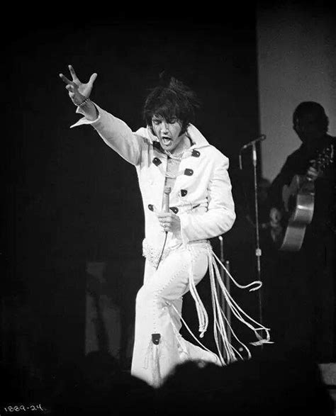 Elvis Presley Las Vegas 1970 | Elvis presley, Elvis presley pictures, Elvis jumpsuits