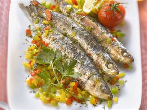 Pilchards with chopped capsicum Recipe | EatSmarter