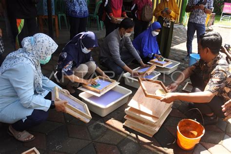 DAUR ULANG SAMPAH KERTAS | ANTARA Foto