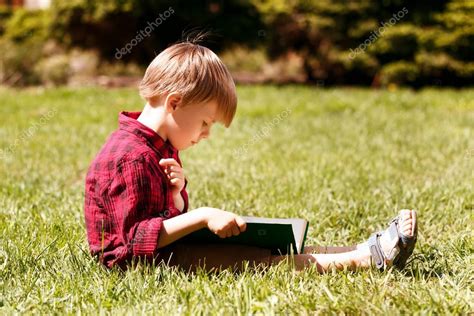 Profile of little boy reading book — Stock Photo © Dmyrto_Z #73458877