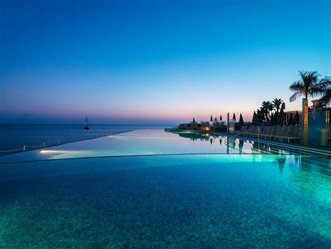 Infinity Pool, A Swimming Pool That Has No Limits - InspirationSeek.com