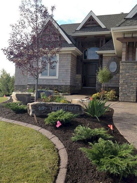30+ Front Yard Farmhouse Landscaping Ideas