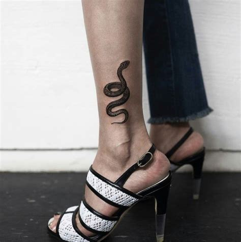 Schlange in 2020 | Traditional snake tattoo, Snake tattoo, Snake tattoo ...