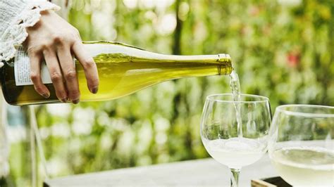 Vinos blancos de invierno: qué son y con qué platos se disfrutan más