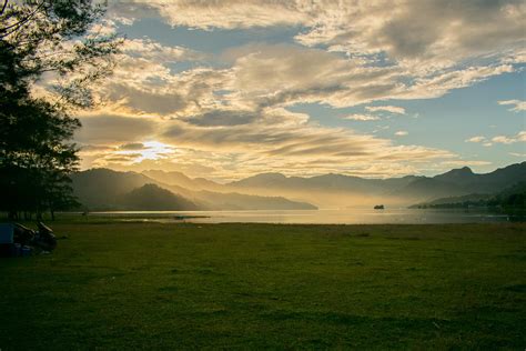 Lake Mapanuepe Zambales : r/PhilippinesPics