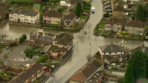 Oxfordshire and Berkshire flooding disruption continues - BBC News