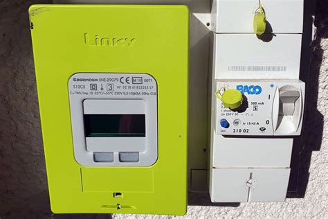 Compteur Linky : danger des ondes, données personnelles et incendies