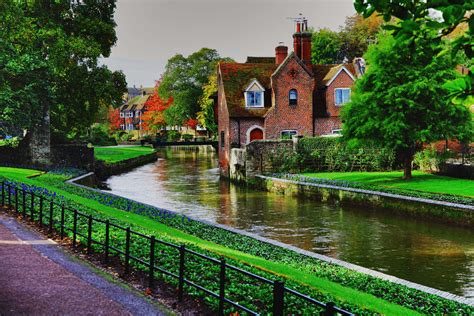 Download Enjoying a beautiful day in the UK | Wallpapers.com