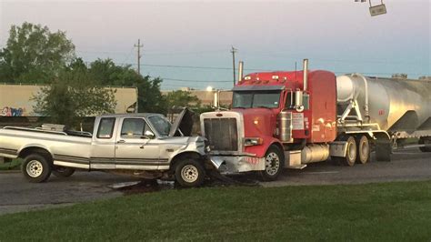 Pickup truck crashes with big rig in NW Houston | abc13.com