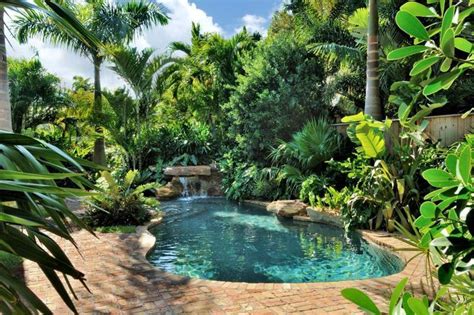 Wenn Sie Ihr Schwimmbad in ein tropisches … - Garten Pool ideen | Tropical pool landscaping ...