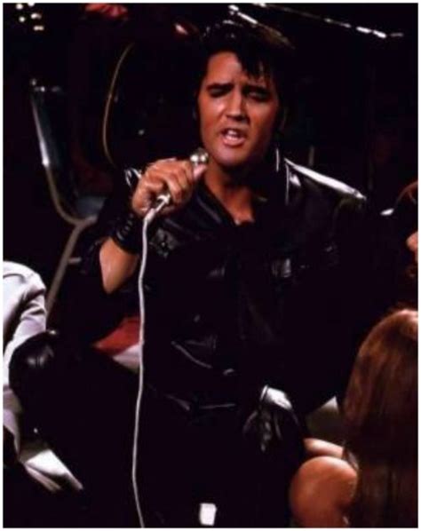 Elvis singing "Memories" during 68 Comeback Special. | Elvis presley ...