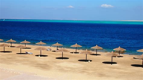 Parasols at the resort of Hurghada, Egypt wallpapers and images - wallpapers, pictures, photos