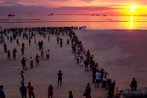 LOOK: Manila Bay’s white sand baywalk temporarily opens to the public | ABS-CBN News