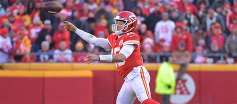 Patrick Mahomes Throws A No-Look Pass [VIDEO] | 97.1 The Ticket