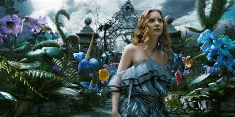 Tim Burton's Alice In Wonderland: 10 Hidden Details About The Costumes You Didn't Notice