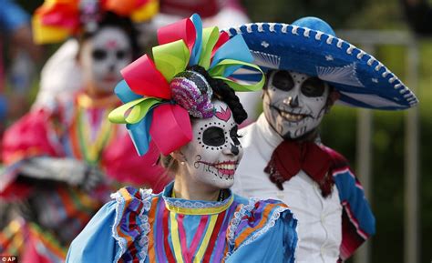 Thousands celebrate Day of the Dead in Mexico City parade | Daily Mail Online