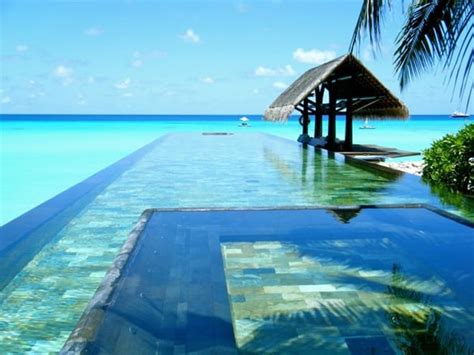 40 Stunning Infinity Pools Around the World!