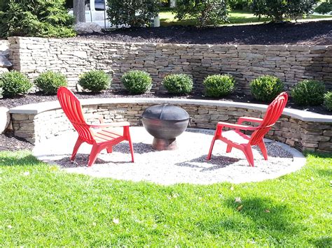 Pea Gravel Fire Pit Sitting Area with Bluestone Border