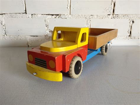 El Vinta: Toy truck 1950's (Decoration, Design, Vintage, Red)