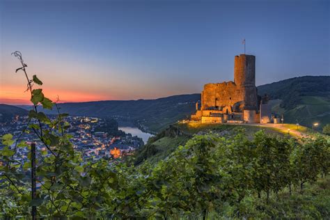 *Bernkastel-Kues @ Burg Landshut zur Blauen Stunde* Foto & Bild | world, sommer, natur Bilder ...