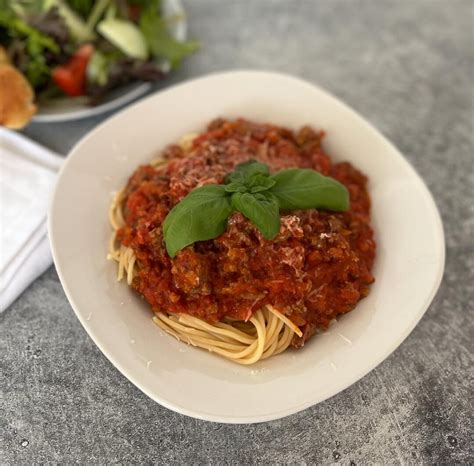 Easy Olive Garden Spaghetti Meat Sauce Recipe (Copycat) - joinmeinthekitchen.com