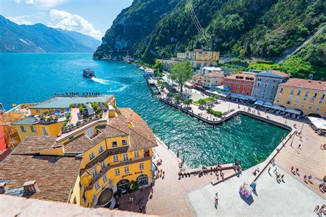 Blick hinunter auf den alten Hafen von Riva del Garda und hinaus auf den Gardasee - Wandern in ...