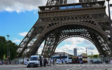 Bomb alert prompts Eiffel Tower evacuation