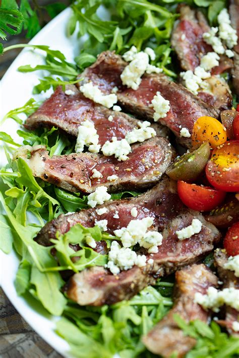 Tuscan Beef Tagliata With Arugula, Tomatoes, & Gorgonzola Crumbles ...