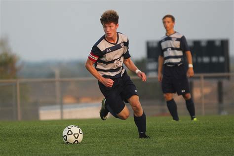 Boys soccer loses in game against Blue Valley West – Mill Valley News