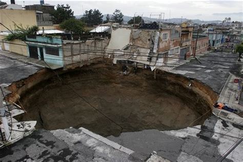 Amazing giant sinkhole in Guatemala City - 11 Pics+Video | Curious, Funny Photos / Pictures