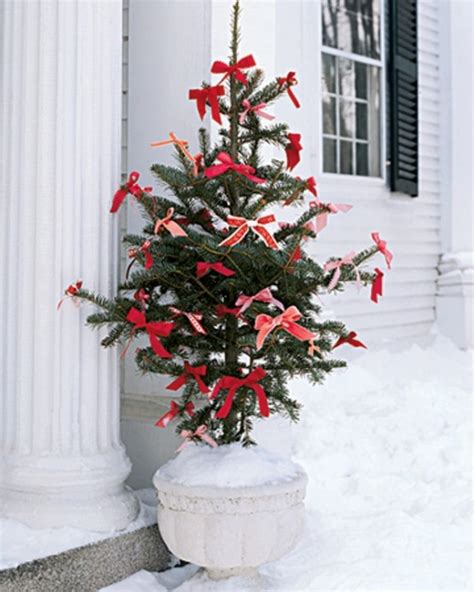 31 Cool Outside Christmas Decorations - DigsDigs