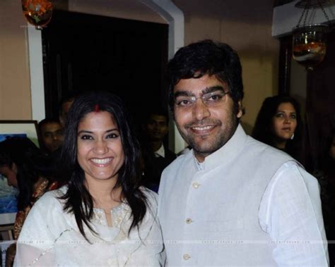 Renuka Shahane And Actor Ashutosh Rana Wedding Pictures