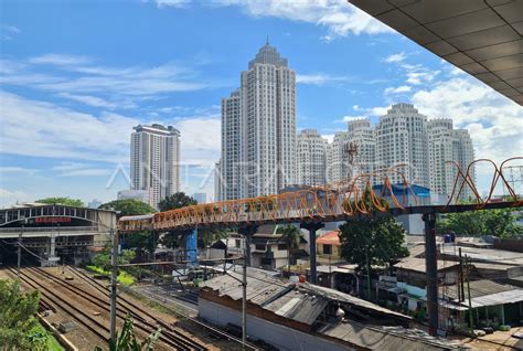 PEMBANGUNAN SKYWALK KEBAYORAN LAMA | ANTARA Foto