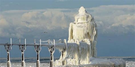 Stunning Photo Of Frozen Lake Michigan Lighthouse Goes Viral, But All Is Not As It Seems | HuffPost