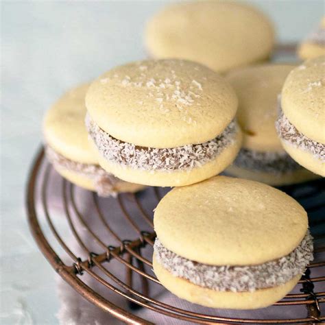 Alfajores de Maicena - Caramel love at first bite - Belly Rumbles