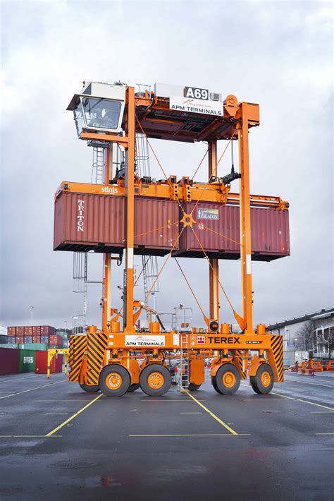 141216 APM Terminals Gothenburg straddle carrier | Container Management