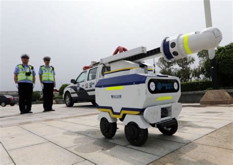 Here's China's First Traffic Robot Police, And Its Now On Duty