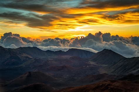 Haleakala Sunrise in Maui by @jdphotopdx [OC][2000x1333] http://ift.tt ...