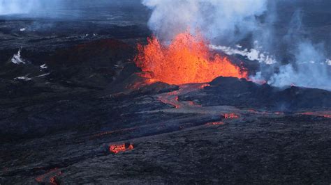 Watch: Lava flows from the Northeast Rift Zone of Mauna Loa