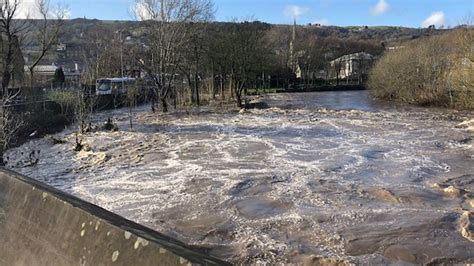 Storm Ciara: River Irwell bursts banks at Ramsbottom - BBC News