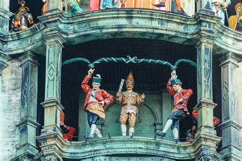 Glockenspiel Munich on Marienplatz [times & history]