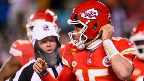 Mahomes leads Chiefs in cold, despite broken helmet | 13wmaz.com