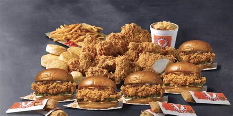 Popeyes Is Selling Family Bundles That Can Feed Your Household