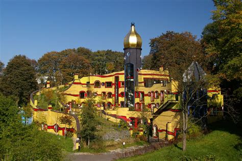 File:Hundertwasser-Gebäude, Essen.jpg - Wikimedia Commons