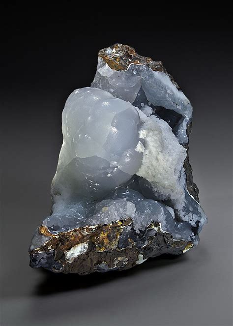 Smithsonite | Mineral stone, Crystals minerals, Minerals and gemstones