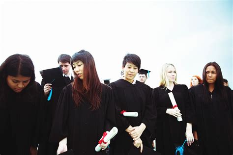 Group of diverse graduating students | Photo - rawpixel